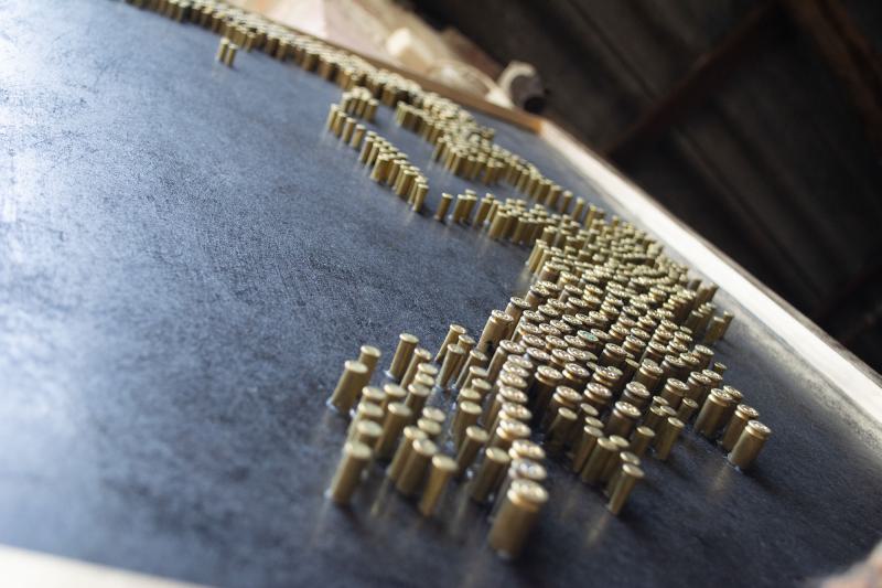 Kortárs művészet töltényhüvelyekből